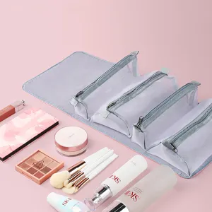 Detailansicht grauer, abnehmbarer Netzkosmetiktaschen, sortiert mit Make-up-Produkten
