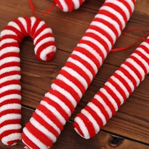 Ornements de canne en sucre de Noël rouges et blancs à suspendre détail de décoration.