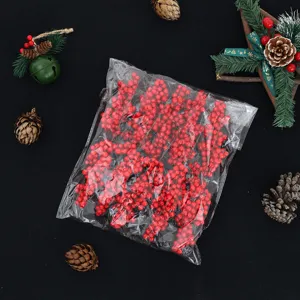 Künstliche rote Beeren Zweige im transparenten Beutel für Weihnachtsfeier und Festdekoration.