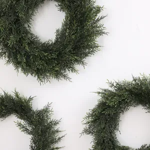 Ghirlanda di pino artificiale cerchio di foglie PE verdi per porta festa e decorazione esterna.