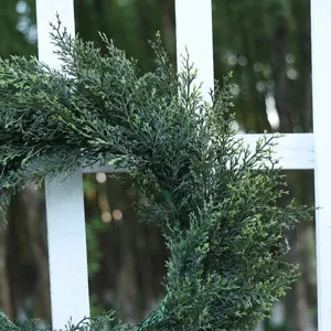 Ghirlanda di pino artificiale con foglie PE verdi per porta d'ingresso decorativa.