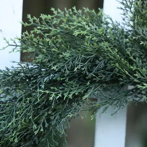 Ghirlanda di rami di pino artificiale foglia PE verde dettaglio per decorazione porta estiva.