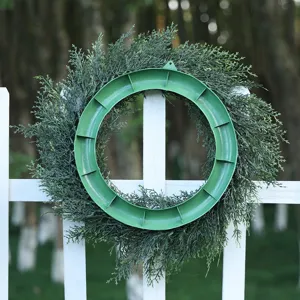 Ghirlanda di cipresso artificiale foglia PE verde appendiporta per decorazione esterna festa.
