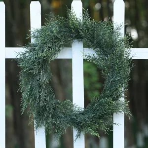 Dettaglio di ghirlanda di cedro artificiale, foglie PE verdi per decorazione della porta.