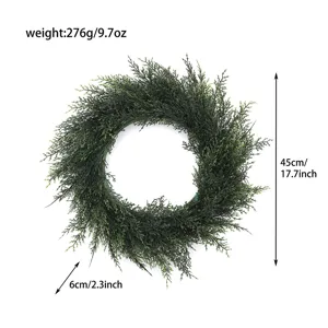 Vista dettaglio della ghirlanda di pino artificiale, foglie PE verdi per porta e feste.