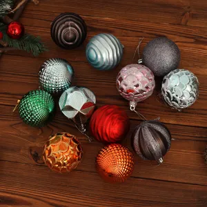 Palline di Natale assortite con varie texture e colori per decorazioni festive e natalizie in casa.