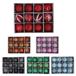 Set di palline di Natale assortite con varie texture e colori per decorazioni festive.