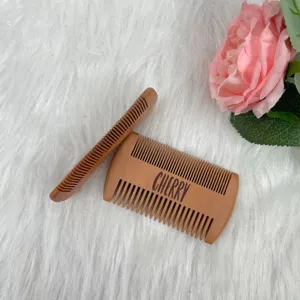 Peine para barba de bambú personalizado con dientes de doble cara sobre piel sintética