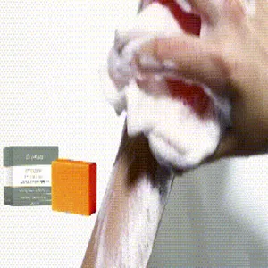 Vue détaillée de la mousse de savon OCEAURA appliquée sur la peau du corps.