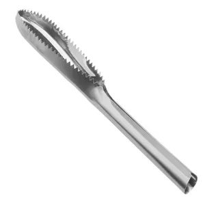 Detalle de escamador de pescado de acero inoxidable, herramienta de cocina ergonómica y útil.