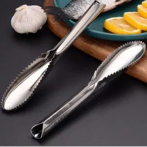Útil herramienta de acero inoxidable para quitar escamas de pescado en la cocina.