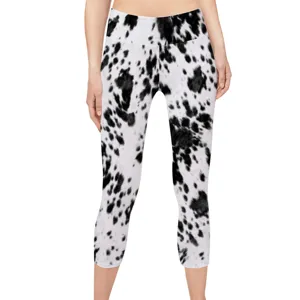 Detailansicht der Yoga-Caprihose für Damen mit trendigem Schwarz-Weiß-Kuhmuster-Design.
