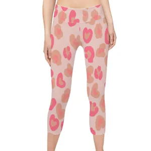 Detailansicht der Damen-Yoga-Capri-Leggings mit rosa Herz-Leopardenmuster am Modell