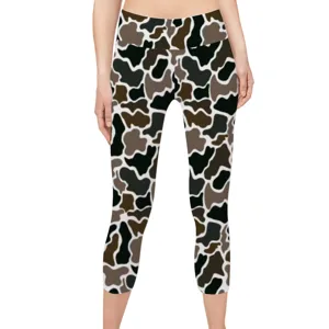 Hoch taillierte Capri-Yoga-Leggings mit braun-schwarzem Kuhmuster für Fitnessübungen.