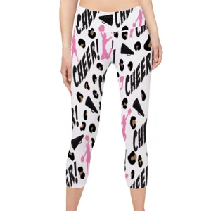 Detailansicht der Yoga-Caprihose für Damen mit 'CHEER'-Aufdruck und Leopardenmuster-Design