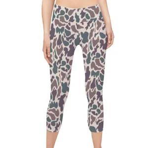 Detailansicht der hochelastischen Damen-Yoga-Caprihose mit buntem Camouflage-Muster