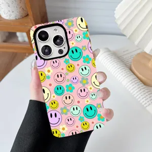 Detailansicht einer süßen Handyhülle mit bunten Smileys und Blumenmuster in der Hand