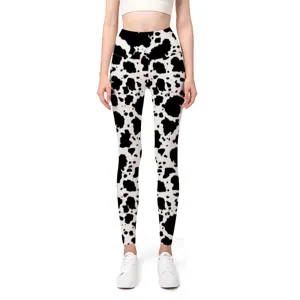 Detailansicht der High-Waist-Yoga-Leggings mit trendigem schwarz-weißem Kuhprint-Muster.