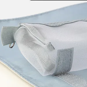 Detaillierte Makroansicht des grauen Netzmaterials dieser tragbaren Kosmetiktasche