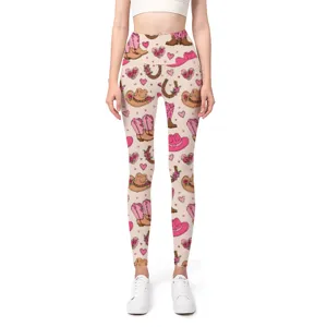 Ganzkörperansicht von High-Waist Yoga-Leggings mit einem pinkfarbenen Western-Printmuster