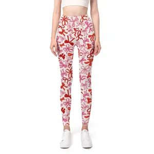 Makroansicht der lebhaften rosa und roten Schleifenmuster auf dem Stoff der Yoga-Leggings