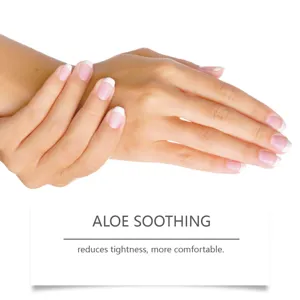 Nahaufnahme von gepflegten Händen mit Aloe-Produktbeschreibung für geschmeidige Haut