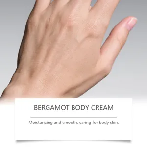 Makroaufnahme glatter Handhaut, die die feuchtigkeitsspendende Bergamotte-Körpercreme zeigt.
