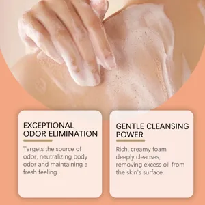 Détail de la mousse onctueuse de savon sur la peau pour un nettoyage en douceur