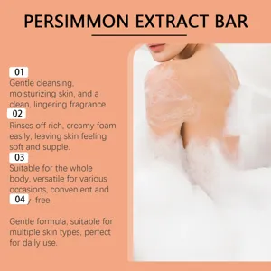 Détail de la mousse riche du savon à l'extrait de persimmon pour le soin du corps.