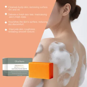 Vue détaillée du savon OCEAURA à l'extrait de persimmon avec une mousse nettoyante sur le corps.