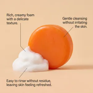 Gros plan d'un savon nettoyant orange avec une mousse blanche onctueuse et riche en détail