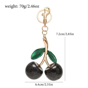 Vue détaillée du porte-clés cerise montrant les dimensions de 7,2 cm de haut et 6,4 cm.