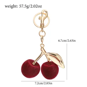 Vue détaillée d'un porte-clés cerise en velours rouge avec dimensions