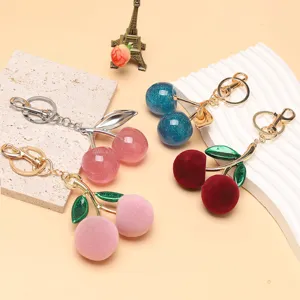Gros plan de porte-clés cerise en plusieurs couleurs et textures variées