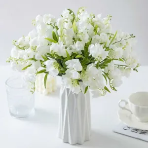 Bouquet de muguet artificiel dans un vase en céramique blanche, déco florale coréenne
