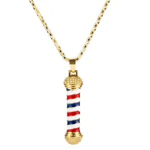 Primo piano della collana con ciondolo a palo da barbiere in smalto rosso bianco blu e oro.