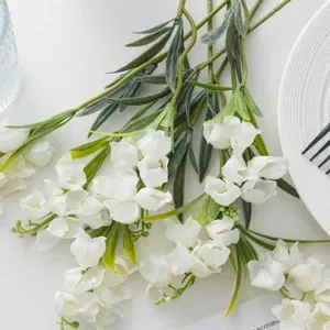 Detail muguet artificiel, bouquet de fleurs blanches, decoration d'interieur nature.