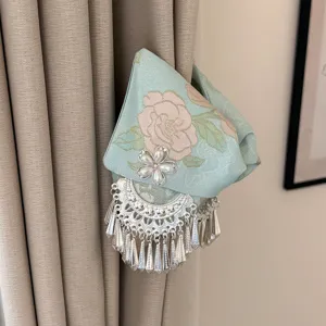 Pinza para el pelo de estilo chino con bordado floral y borla de plata Miao.