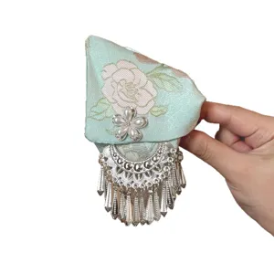 Pinza de pelo verde estilo chino con flor de perla y borlas de metal para mujeres.