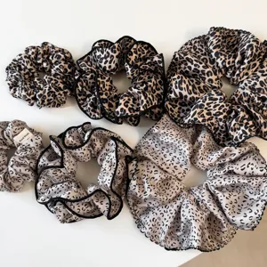 Coleteros retro con estampado de leopardo y borde negro, suave conjunto ideal para coletas.