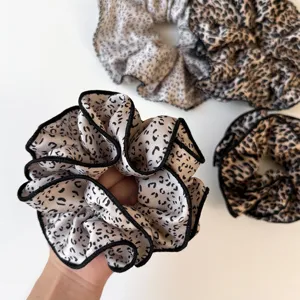 Chic coleteros con estampado de leopardo y borde negro, elegantes gomas de pelo coreanas.