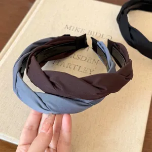 Elegantes gedrehtes Stoffhaarband mit rutschfesten Zähnen, bequemes Haaraccessoire.