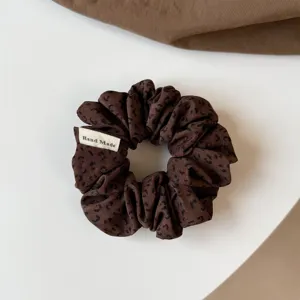 Λεπτομέλεια για καφέ λεοπάρ print scrunchie μαλλιών, μαλακό υφασμάτινο λαστιχάκι, κομψό.