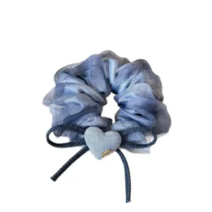 Chouchou en organza duveteux double couche avec nœud en denim et cœur pour un look élégant.