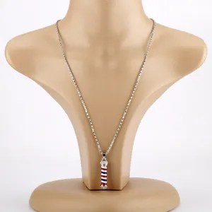 Dettaglio collana con ciondolo a palo da barbiere in smalto rosso, bianco e blu