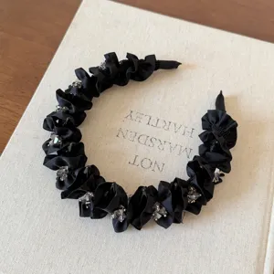 Zwarte geplooide stoffen haarband met kristallen strass stenen, antislip golvende haarring