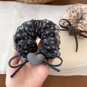 Chouchou cheveux en organza à pois avec nœud cœur en denim pour élégante coiffure femme.