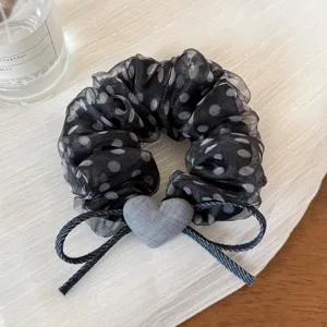 Chouchou à pois en organza noir avec nœud de cœur en denim gris pour un style doux quotidien.