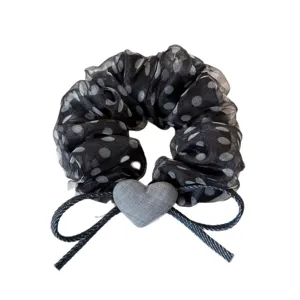 Chouchou à cheveux en organza noir à pois avec pendentif cœur gris et nœud élégant.