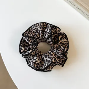 Detalle de coletero con estampado de leopardo, banda elastica de tela suave para estilo diario.
